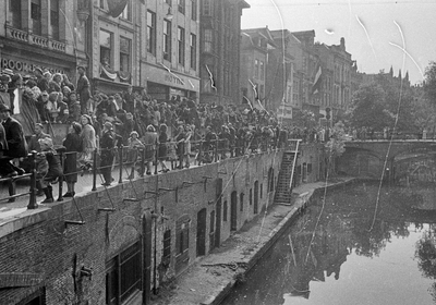 853226 Afbeelding van de intocht van de geallieerden, op de Oudegracht; rechts de Bezembrug te Utrecht.